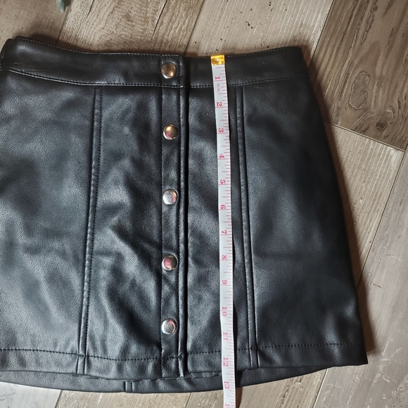 Forever 21 Black Vegan Leather Girls Mini Skirt Size 9/10 NWOT - Picture 5 of 12